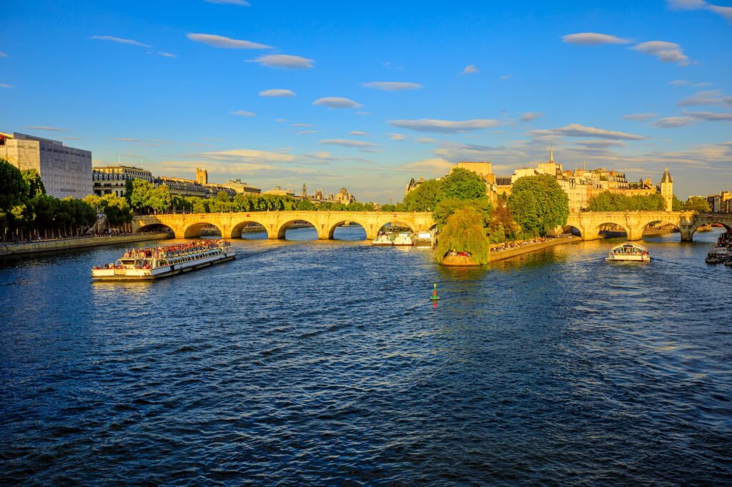 bateau mouche sur fleuve
